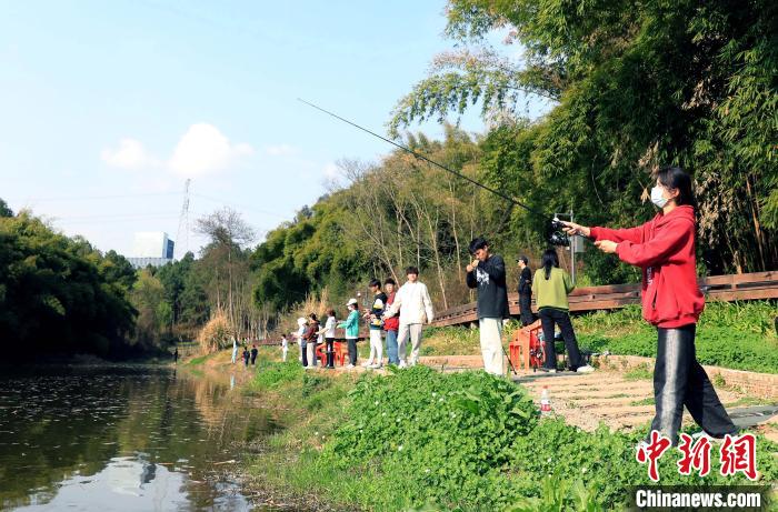 四川旅游学院率先开设路亚运动课程，探索校企