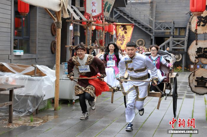 2025北极马拉松赛在漠河极昼开跑 3000跑者追光而