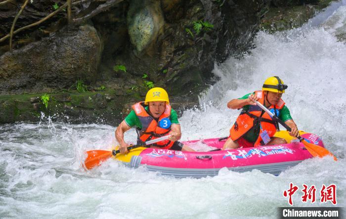 奥运冠军亮相清远漂流赛场 激流勇进引万人瞩目