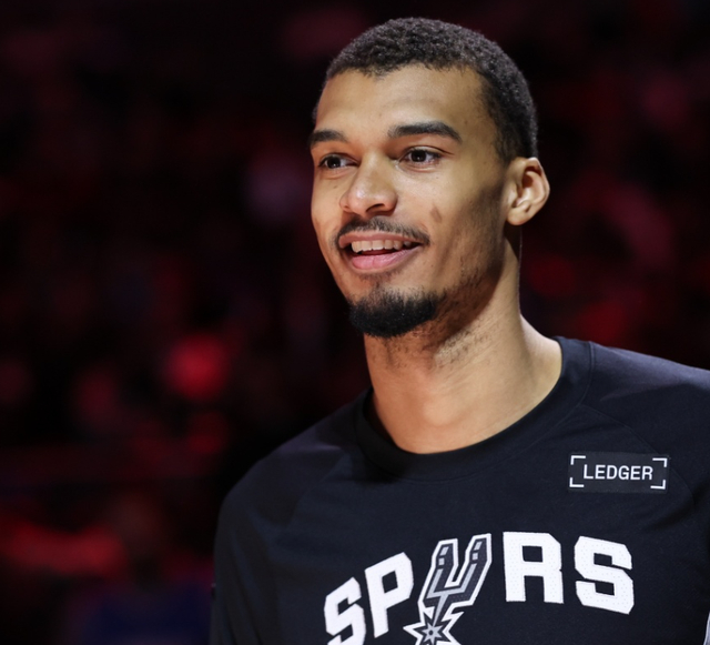 文班亚马统治篮下马刺大胜热火提前锁定西南赛