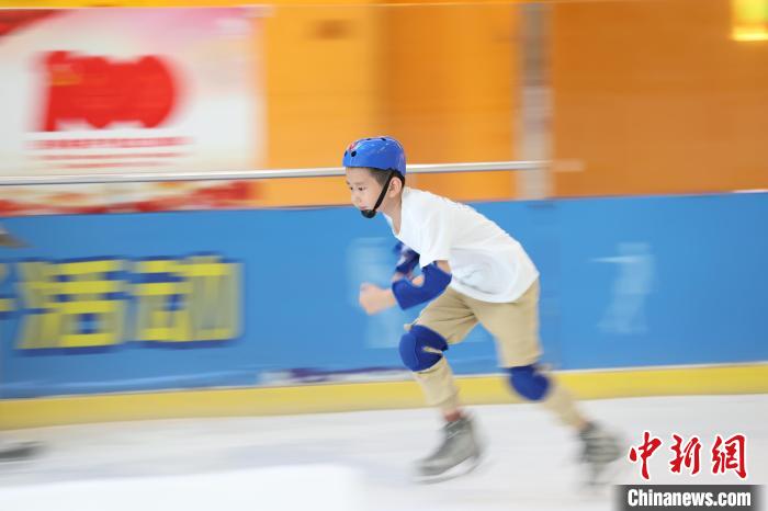 福州晋安区首届青少年冰上运动邀请赛开赛 80余