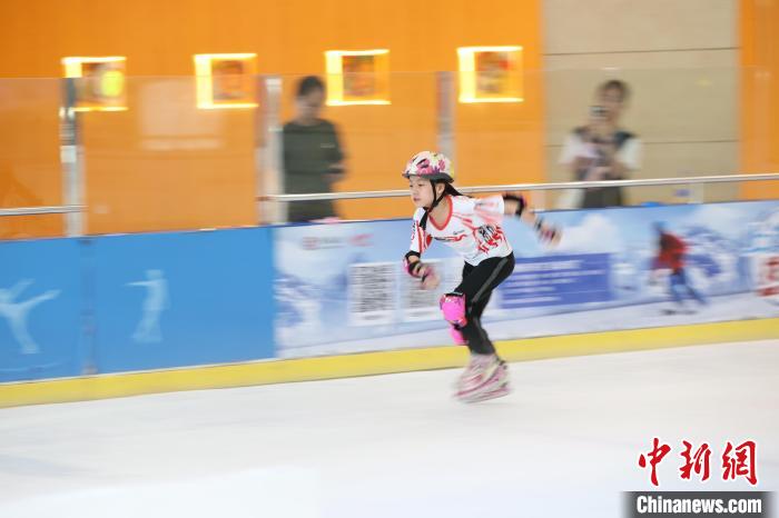福州晋安区首届青少年冰上运动邀请赛开赛 80余