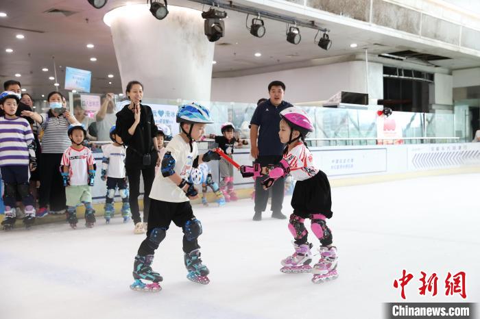 福州晋安区首届青少年冰上运动邀请赛开赛 80余