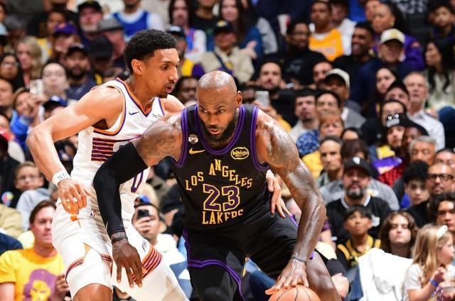 詹姆斯逆境挺身而出率湖人锁定季后赛主场优势