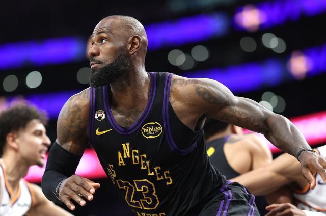 詹姆斯逆境挺身而出率湖人锁定季后赛主场优势