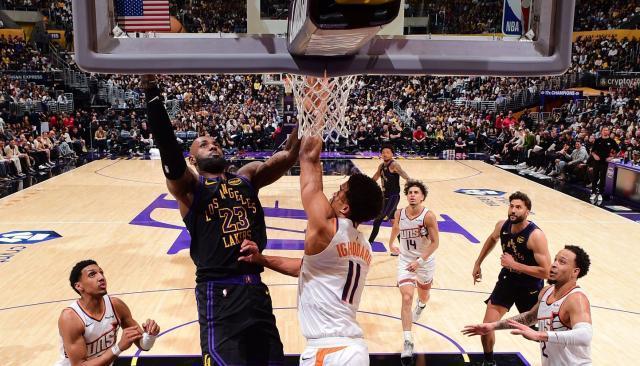 詹姆斯逆境挺身而出率湖人锁定季后赛主场优势
